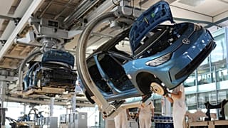 Mitarbeiter des deutschen Automobilherstellers Volkswagen montieren ein ID.3-Elektroauto in der Gläsernen Manufaktur in Dresden, Deutschland, Mittwoch, 14. Mai 2025.
