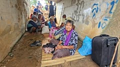 Thailänder, die vor Kämpfen zwischen thailändischen und kambodschanischen Soldaten geflohen sind, suchen am Donnerstag, den 24. Juli 2025, in der Provinz Surin im Nordosten Thailands Schutz.