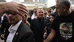 Ο ειδικός απεσταλμένος του Λευκού Οίκου Steve Witkoff στο Τελ Αβίβ του Ισραήλ σε συνάντηση με οικογένειες ομήρων (13 Μαΐου 2025)