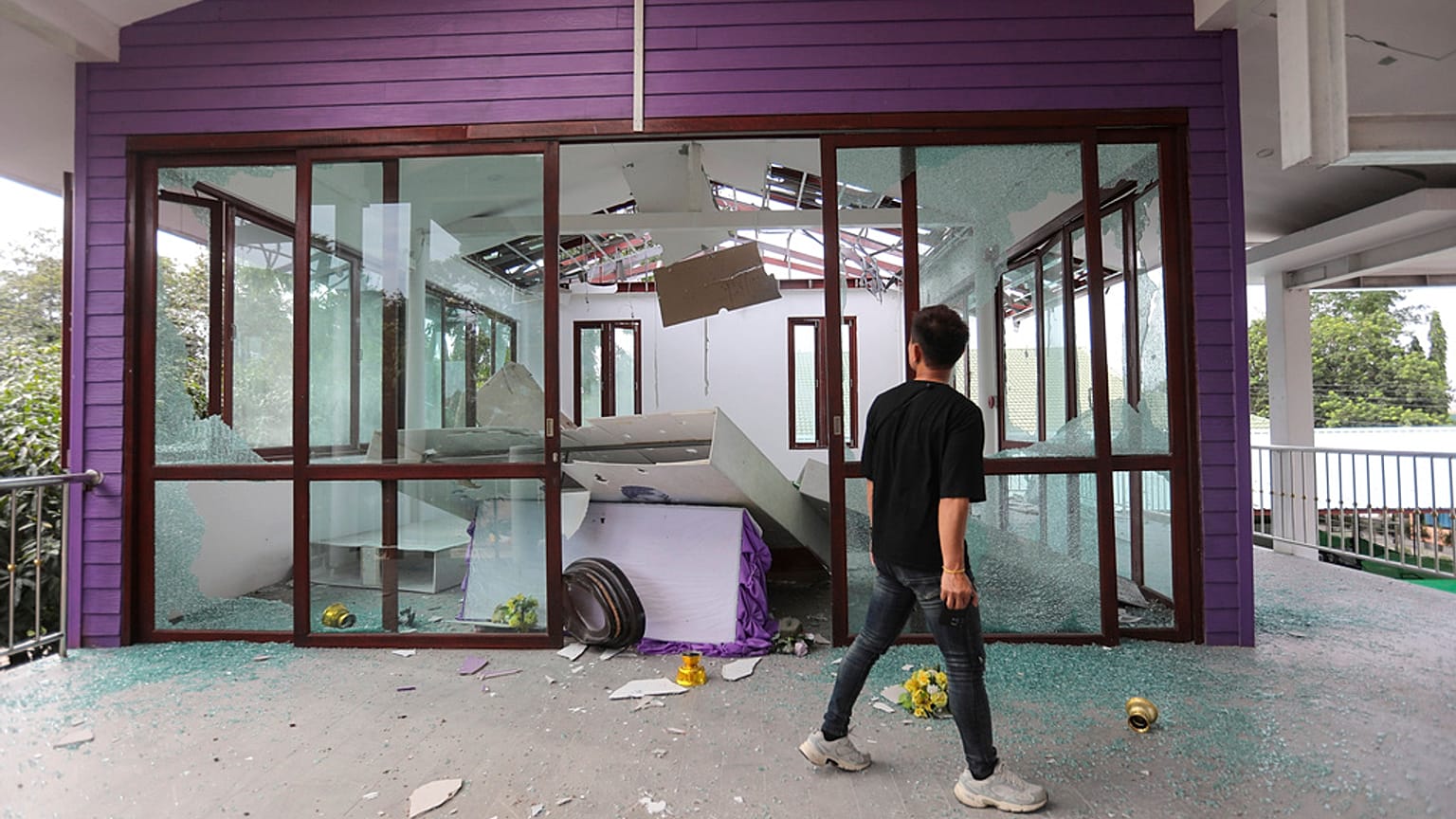I thailandesi osservano i danni causati all'ospedale Phanom Dong Rak dopo che la Cambogia ha lanciato colpi di artiglieria sulla provincia di Surin, in Thailandia, 24/07/2025