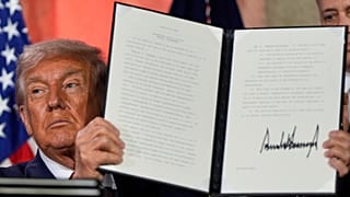 El presidente Donald Trump sostiene una orden ejecutiva firmada después de hablar durante una cumbre sobre IA en el Auditorio Andrew W. Mellon, el miércoles 23 de julio de 2025, en Washington. 
