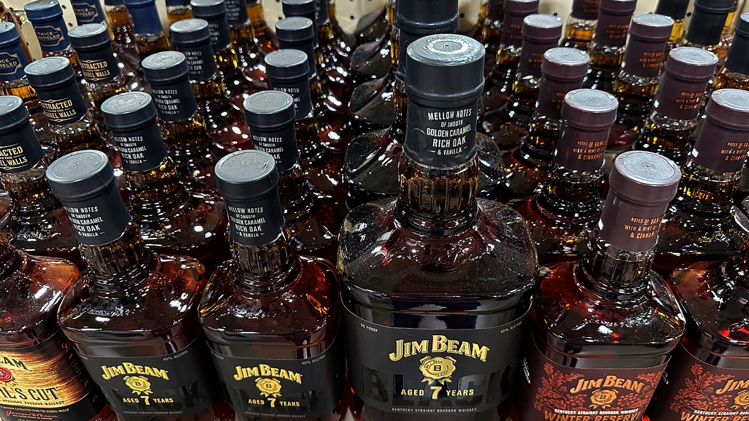 Μπουκάλια ουίσκι Bourbon που παρασκευάζονται στις Ηνωμένες Πολιτείες παρουσιάζονται σε μια κάβα στο Niles, Ill., την Πέμπτη 13 Μαρτίου 2025.