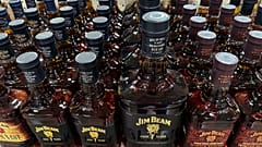 Flaschen von in den Vereinigten Staaten hergestelltem Bourbon-Whiskey werden am Donnerstag, den 13. März 2025, in einem Spirituosengeschäft in Niles, Illinois, ausgestellt.