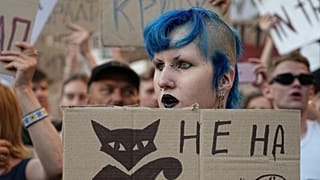 Teilnehmer halten Banner während eines Protests gegen ein Gesetz, das Anti-Korruptionsinstitutionen ins Visier nimmt, im Zentrum von Kyjiw, Ukraine, am Mittwoch, den 23. Juli 2025.