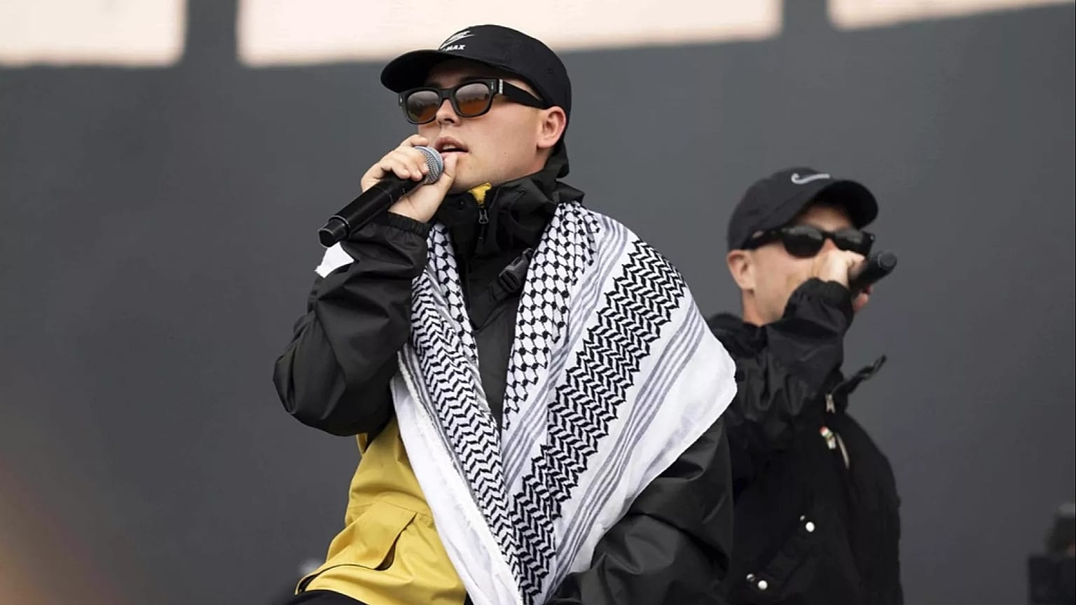 Kneecap üyesi Liam Ohana, 5 Temmuz 2025 Cumartesi günü Londra'daki Finsbury Park'ta bir gösteri sırasında performans sergiliyor. 