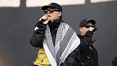 Kneecap üyesi Liam Ohana, 5 Temmuz 2025 Cumartesi günü Londra'daki Finsbury Park'ta bir gösteri sırasında performans sergiliyor. 
