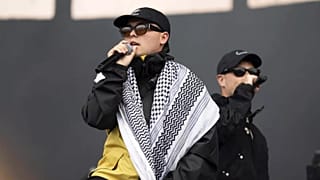 Kneecap üyesi Liam Ohana, 5 Temmuz 2025 Cumartesi günü Londra'daki Finsbury Park'ta bir gösteri sırasında performans sergiliyor. 