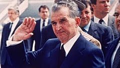 Rumäniens Staatschef Nicolae Ceausescu winkt der Menge zu, als er im Mai 1987 auf dem Bukarester Flughafen den sowjetischen Staatschef Michail Gorbatschow empfängt. (AP-Foto)