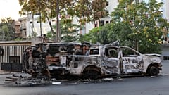 مركبات محترقة في أحد شوارع السويداء جنوب سوريا، الإثنين 21 يوليو 2025.
