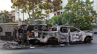 مركبات محترقة في أحد شوارع السويداء جنوب سوريا، الإثنين 21 يوليو 2025.