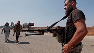 مقاتلون بدو يتجمعون في قرية بصرى الحرير ، شمال غرب مدينة السويداء ، بينما تقوم قوات الأمن بتطويق المنطقة ، في جنوب سوريا ، الثلاثاء 22 يوليو / تموز 2025
