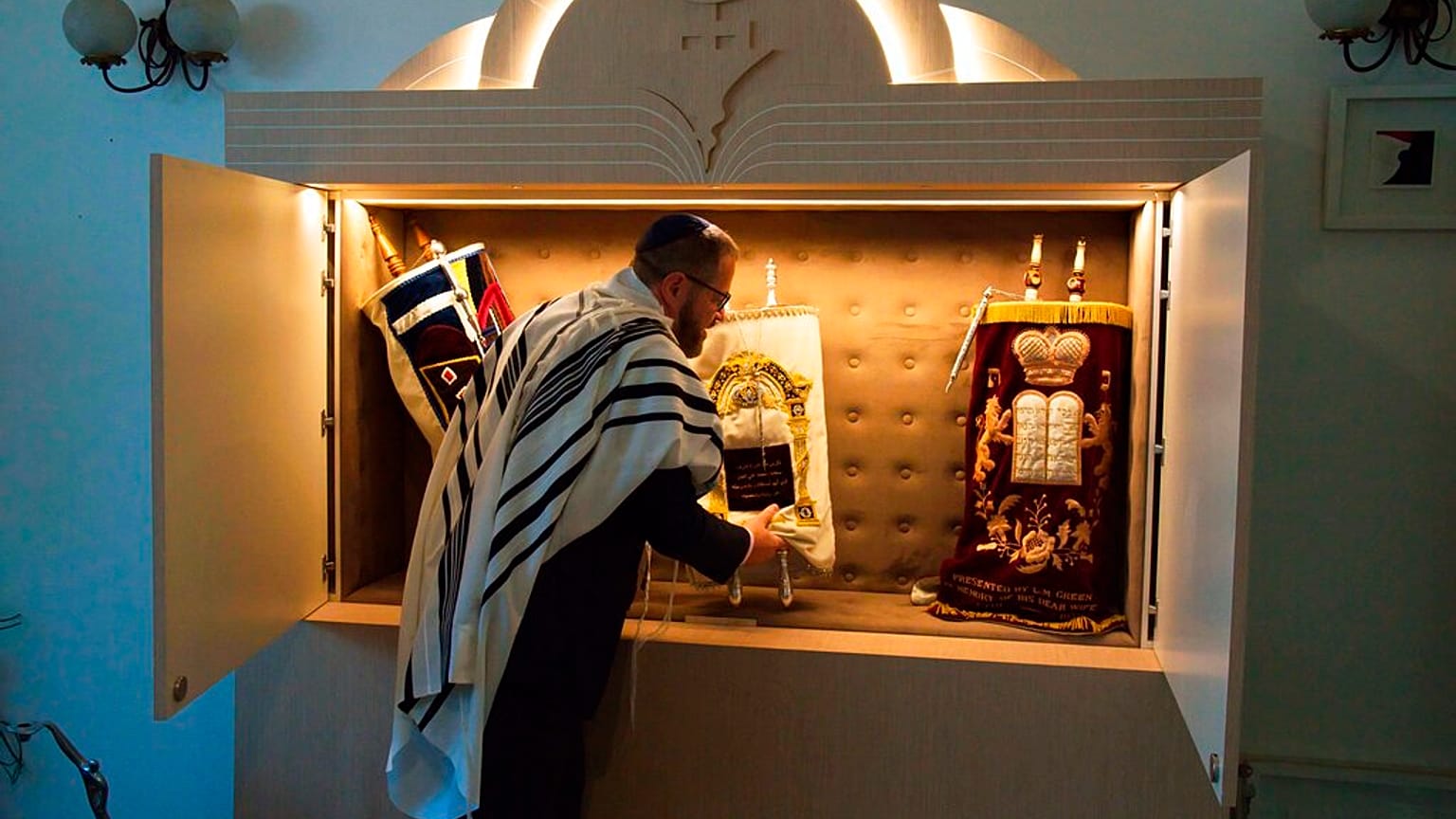 أليكس بيتر فروند، أحد مؤسسي الجالية اليهودية في دبي ومؤدّي التراتيل فيها، يستعد لقراءة التوراة في دبي، الإمارات العربية المتحدة، الأحد 16 أغسطس 2020