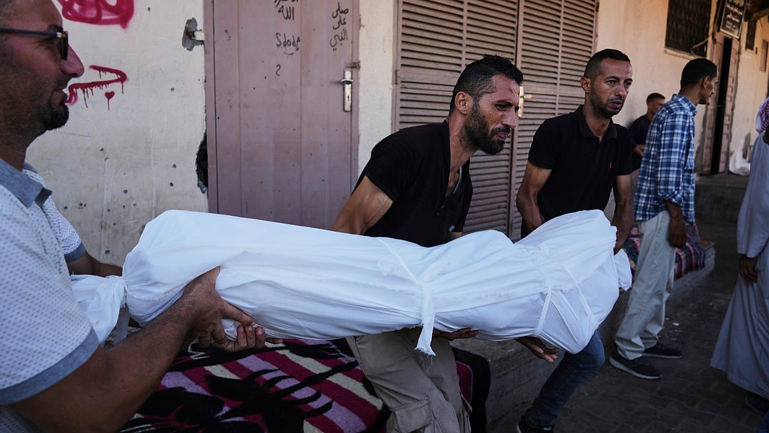 مشيعون يحملون جثة إبراهيم الخطيب الذي قتل في قصف إسرائيلي على الزاوية وسط قطاع غزة ، الخميس 24 تموز / يوليو 2025