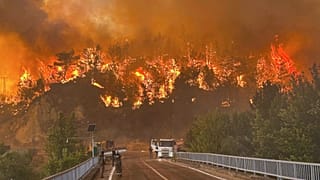 Ein Waldbrand wütet in einem bewaldeten Gebiet nahe dem Dorf Cavuslar im Bezirk Karabuk im Nordwesten der Türkei am Mittwoch, dem 23. Juli 2025.