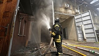 آتش‌نشانان با آتش‌سوزی پس از حمله روسیه که منطقه مسکونی در خارکیف را هدف قرار داد، مقابله می‌کنند
