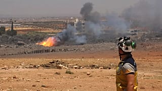 Um trabalhador da Defesa Civil síria verifica o local da explosão na aldeia de Maarat Misrin, 24 de julho de 2025