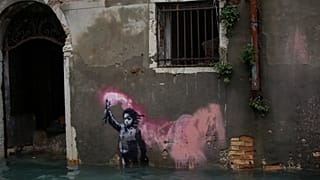 O mural da criança migrante de Banksy está parcialmente submerso em Veneza, Itália, 15 de novembro de 2019