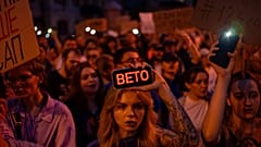 Kobieta trzyma telefon z tabliczką z napisem "Weto" podczas protestu przeciwko ustawie dotyczącej regulacji instytucji antykorupcyjnych w centrum Kijowa, 22 lipca 2025 roku.
