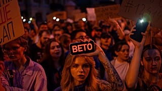 Kobieta trzyma telefon z tabliczką z napisem "Weto" podczas protestu przeciwko ustawie dotyczącej regulacji instytucji antykorupcyjnych w centrum Kijowa, 22 lipca 2025 roku.