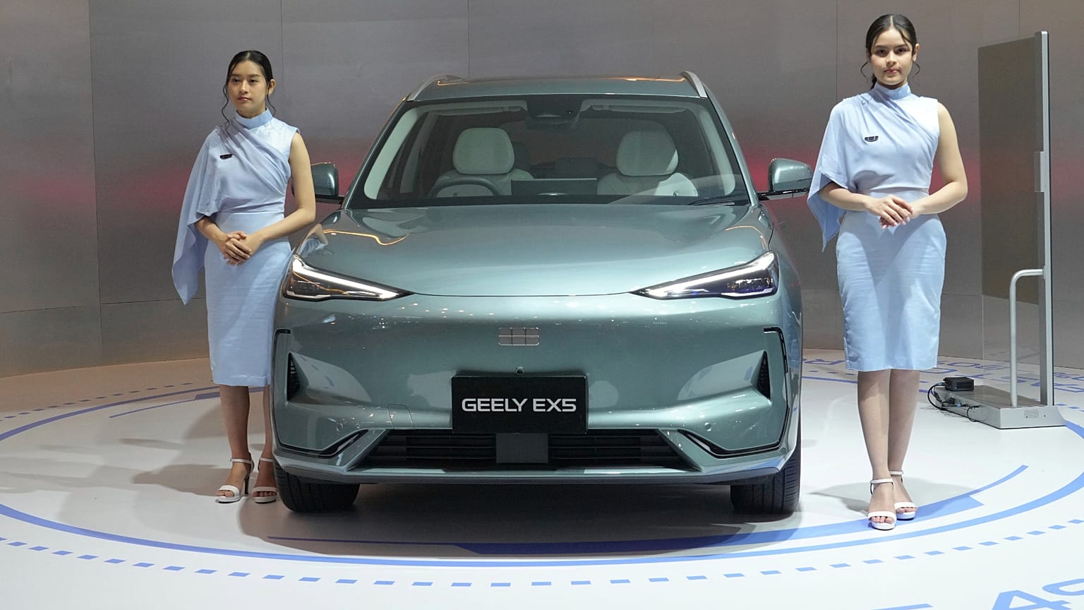 Un mannequin se tient près d'un EX5, un véhicule électrique du constructeur automobile chinois Geely, lors du Gaikindo Indonesia International Auto Show.