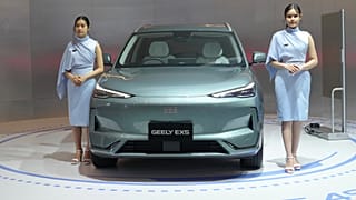 Uma modelo junto a um EX5, um veículo elétrico do fabricante chinês Geely, durante o Salão Internacional do Automóvel de Gaikindo Indonésia