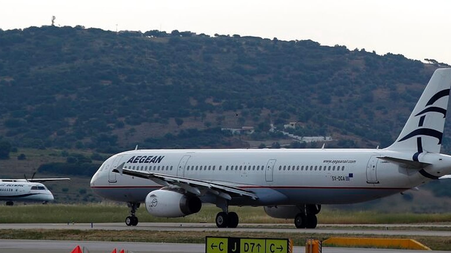 Symbolbild: Flugzeuge der Aegean Airlines und Olympic Air nähern sich am Montag, dem 11. Mai 2020, der Landebahn des internationalen Flughafens Eleftherios Venizelos in Athen.