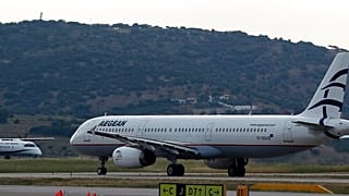 Symbolbild: Flugzeuge der Aegean Airlines und Olympic Air nähern sich am Montag, dem 11. Mai 2020, der Landebahn des internationalen Flughafens Eleftherios Venizelos in Athen.