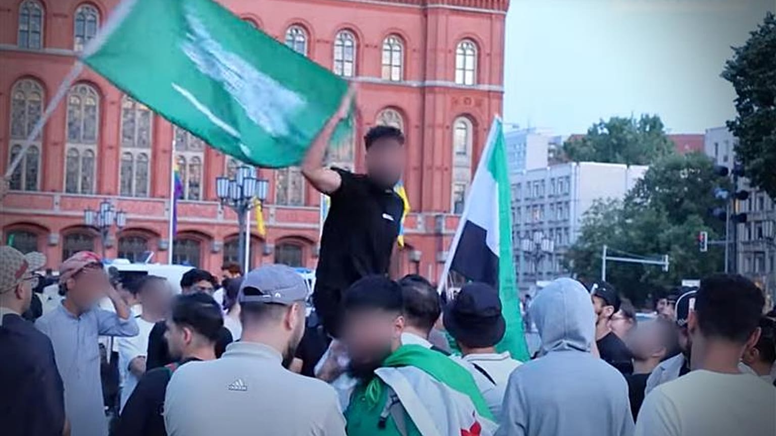 No sábado, teve lugar em Berlim uma manifestação em que foram gritadas palavras de ordem islamistas. Os observadores da associação "democ" registaram a escalada.