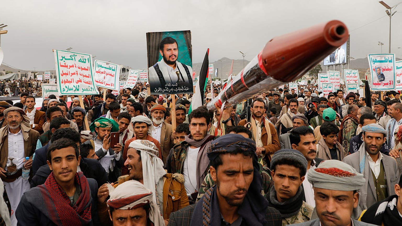 أنصار الحوثيين يحضرون مسيرة ضد الضربات التي تقودها الولايات المتحدة ضد اليمن ودعما للفلسطينيين في قطاع غزة ، في صنعاء ، اليمن ، الجمعة ، أبريل. 26, 2024