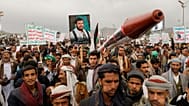 أنصار الحوثيين خلال تظاهرة في صنعاء احتجاجًا على الضربات الأمريكية ودعمًا لغزة، يوم الجمعة 26 أبريل 2024.