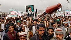 أنصار الحوثيين خلال تظاهرة في صنعاء احتجاجًا على الضربات الأمريكية ودعمًا لغزة، يوم الجمعة 26 أبريل 2024.