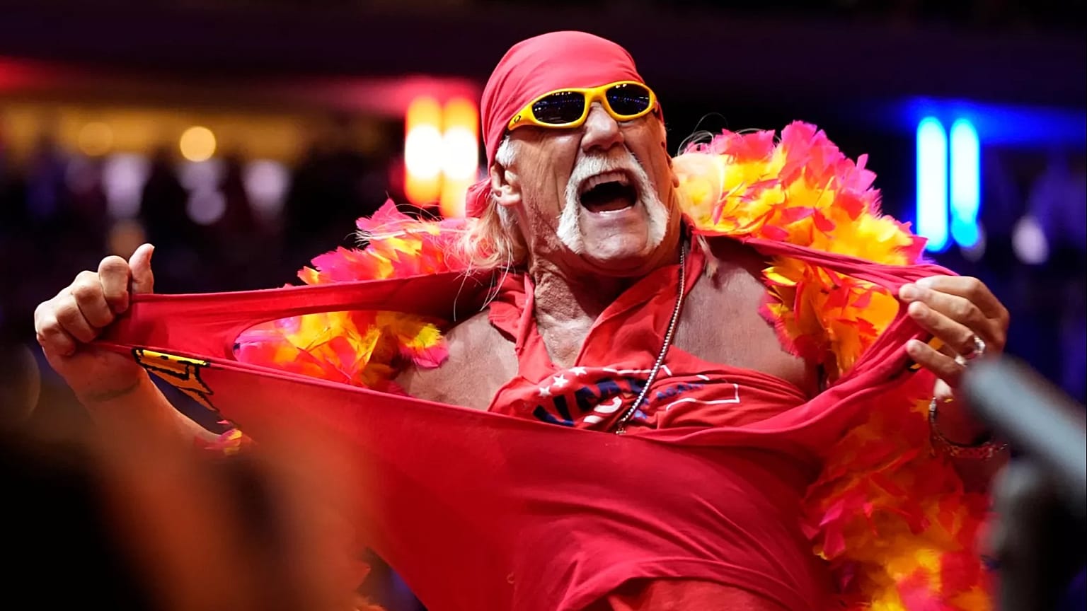 Hulk Hogan széttépi az ingét, mielőtt a republikánus elnökjelölt, Donald Trump korábbi elnök beszél a Madison Square Gardenben tartott kampánygyűlésen, 2024. október 27-én.