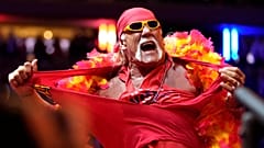 Hulk Hogan széttépi az ingét, mielőtt a republikánus elnökjelölt, Donald Trump korábbi elnök beszél a Madison Square Gardenben tartott kampánygyűlésen, 2024. október 27-én.
