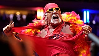 Hulk Hogan széttépi az ingét, mielőtt a republikánus elnökjelölt, Donald Trump korábbi elnök beszél a Madison Square Gardenben tartott kampánygyűlésen, 2024. október 27-én.
