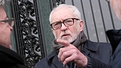 İngiltere İşçi Partisi eski lideri Jeremy Corbyn Lahey'deki Uluslararası Adalet Divanı önünde konuşurken, 11 Ocak 2024