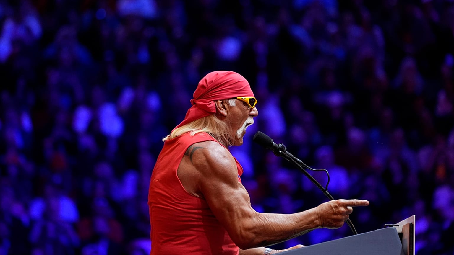 Hulk Hogan, Cumhuriyetçilerin New York Madison Square Garden’da düzenlediği bir mitingde konuşma yaparken, 27 Ekim 2024