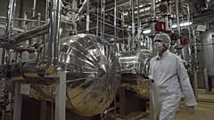 Ιρανός αξιωματούχος ασφαλείας με προστατευτική ενδυμασία περπατά σε τμήμα της εγκατάστασης μετατροπής ουρανίου λίγο έξω από την πόλη Ισφαχάν, 30 Μαρτίου 2005.