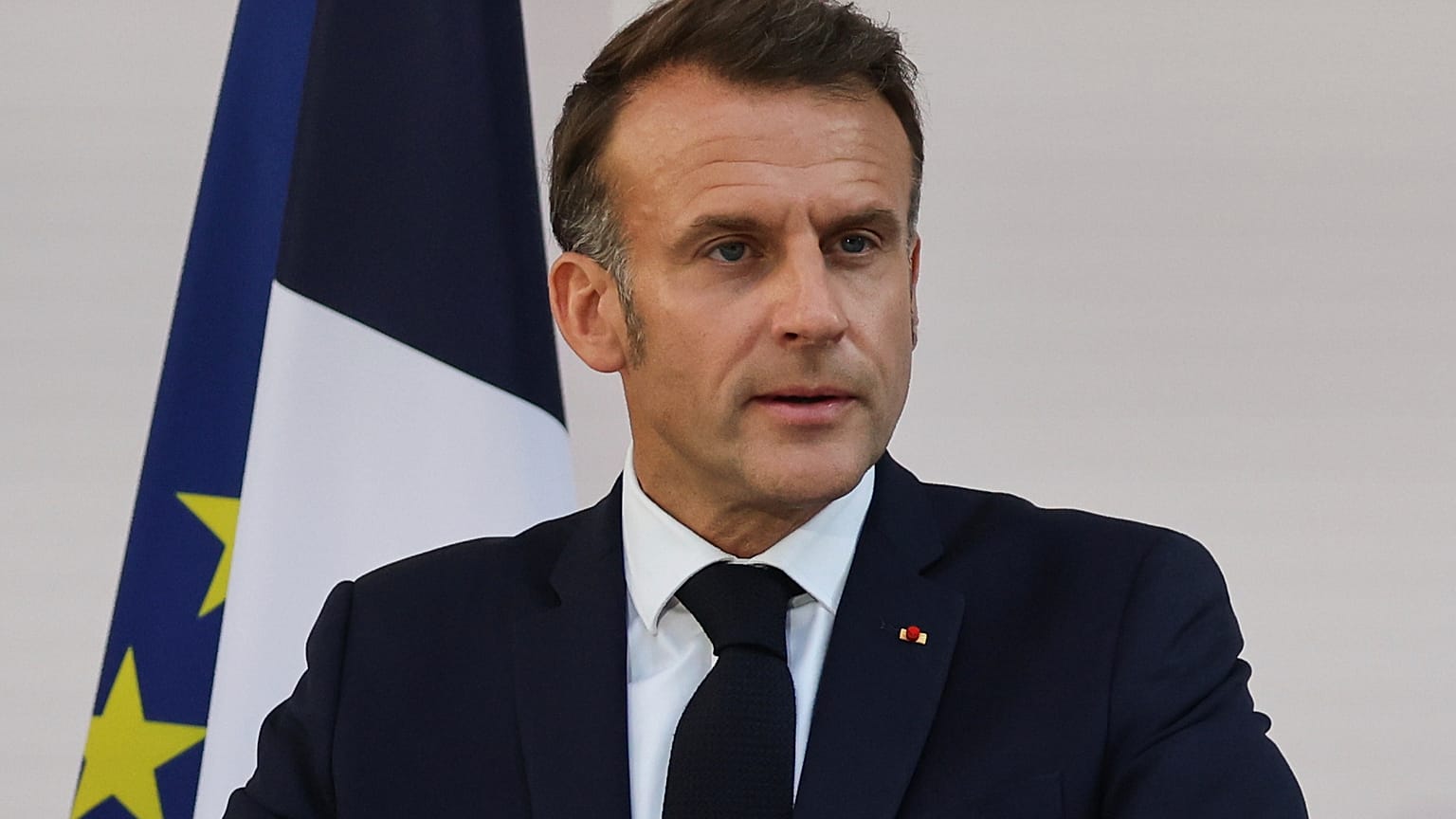 El presidente francés, Emmanuel Macron, habla con los líderes del ejército en el Hotel le Brienne, el domingo 13 de julio de 2025, antes del desfile del Día de la Bastilla en París. 