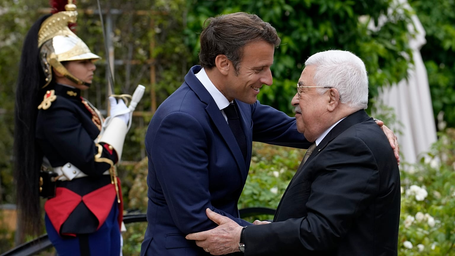 Emmanuel Macron reçoit Mahmoud Abbas à l'Élysée, le 20 juillet 2022.