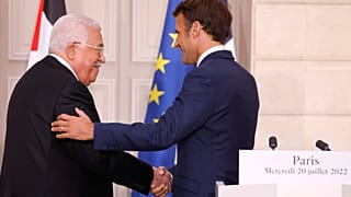 Президент Франции Эммануэль Макрон (справа) и глава ПНА Махмуд Аббас