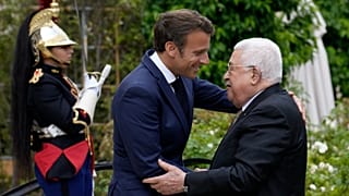 Emmanuel Macron reçoit Mahmoud Abbas à l'Élysée, le 20 juillet 2022.