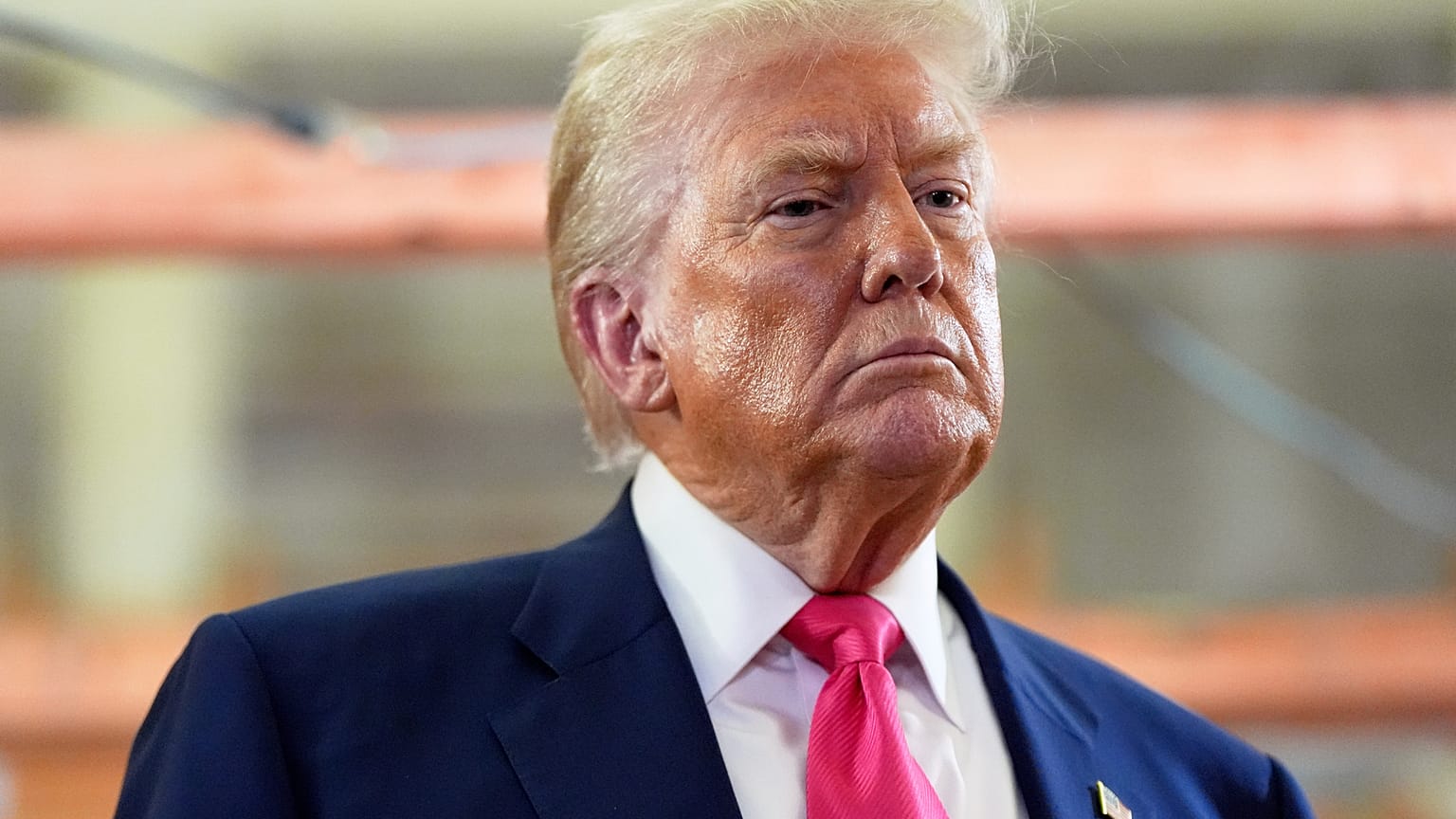 O Presidente dos EUA, Donald Trump, visita a Reserva Federal, quinta-feira, 24 de julho de 2025, em Washington.