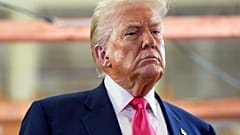 Donald Trump amerikai elnök látogatást tesz a Federal Reserve jegybankban 2025. július 24-én, Washingtonban