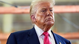 Donald Trump amerikai elnök látogatást tesz a Federal Reserve jegybankban 2025. július 24-én, Washingtonban