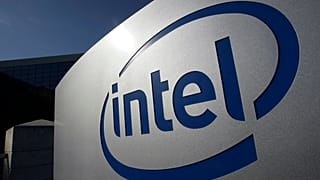 El logotipo de Intel se muestra en el exterior de la sede de Intel en Santa Clara, California, el 12 de enero de 2011.