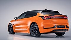 Una modella si trova vicino a un EX5, un veicolo elettrico della casa automobilistica cinese Geely, durante il Gaikindo Indonesia International Auto Show