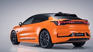 Una modella si trova vicino a un EX5, un veicolo elettrico della casa automobilistica cinese Geely, durante il Gaikindo Indonesia International Auto Show