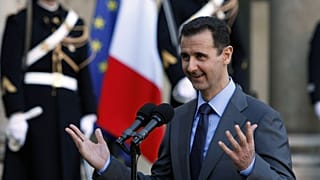 Le président syrien Bachar al-Assad s'adresse aux journalistes après sa rencontre avec le président français Nicolas Sarkozy à l'Élysée, à Paris, le 9 décembre 2010.