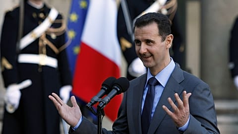Le président syrien Bachar al-Assad s'adresse aux journalistes après sa rencontre avec le président français Nicolas Sarkozy à l'Élysée, à Paris, le 9 décembre 2010.