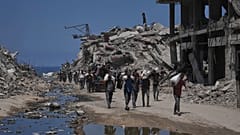 DATEI: Palästinenser tragen Mehlsäcke, die von einem humanitären Hilfskonvoi abgeladen wurden, der Gaza-Stadt aus dem nördlichen Gazastreifen erreichte, 22. Juli 2025
